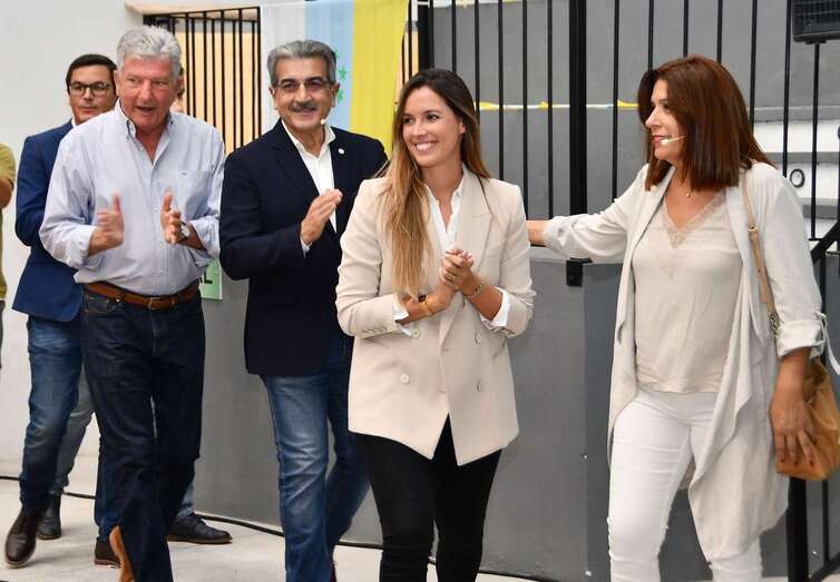 Carmen Hernández, primera por la derecha, con los candidatos al Congreso y dirigentes de NC y CC (Foto TA)